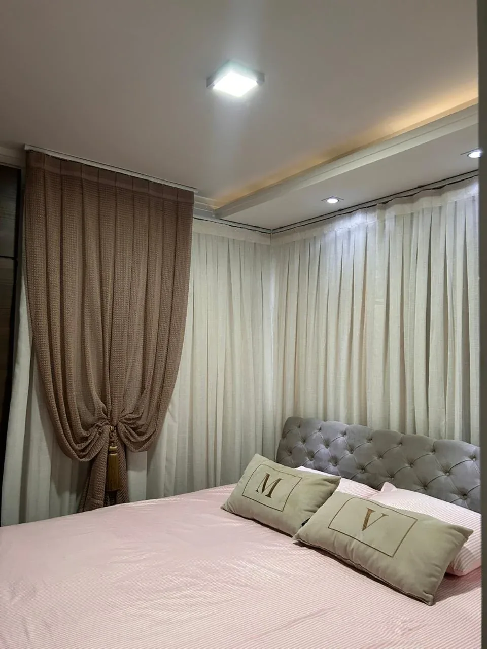 Ambiente real com cortinas claras instalado pela VELLUTO
